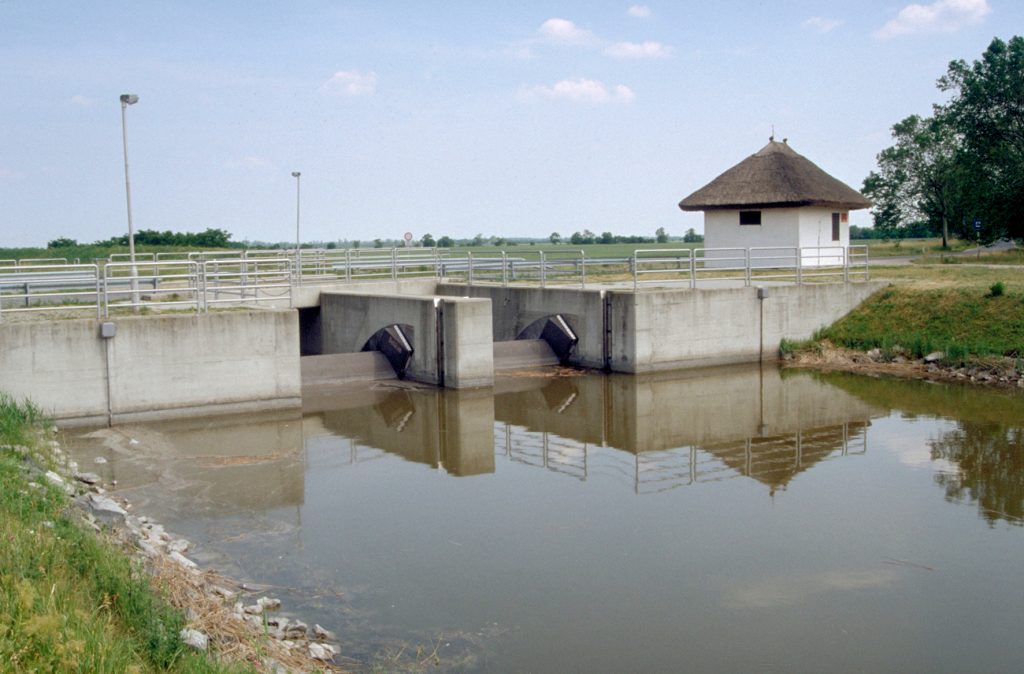 Schleuse zur Ableitung von Wasser aus dem Neusiedler See im Hansag, Ungarn