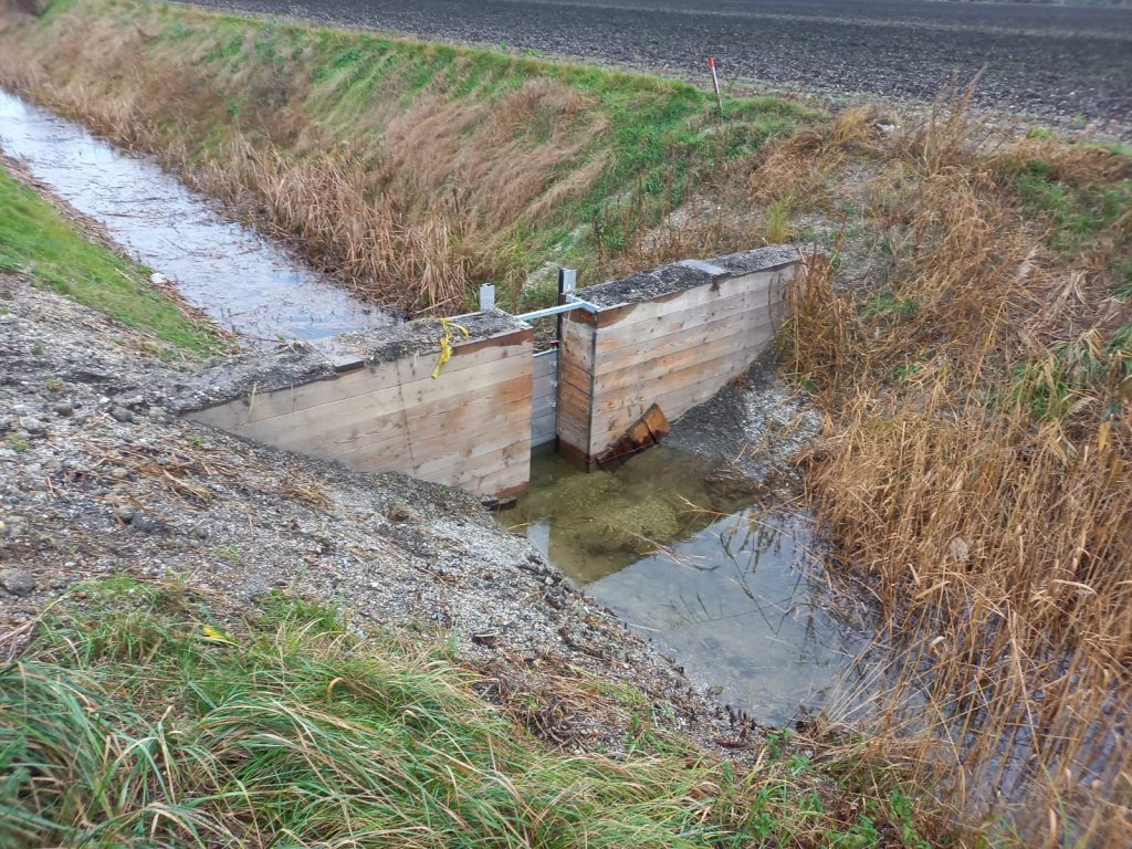 Waasen, Seewinkel, eine Wassersperre im Drainagegraben ist unterspült